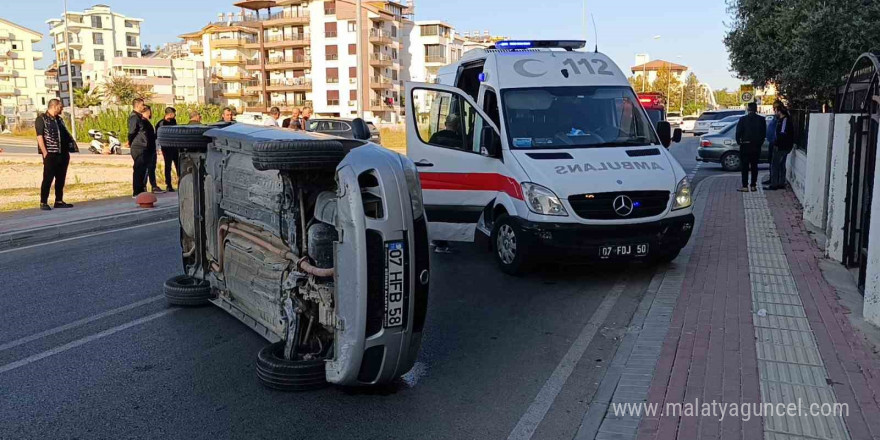 Devrilen otomobilden çıkan genç öğretmenin eğitim aşkı