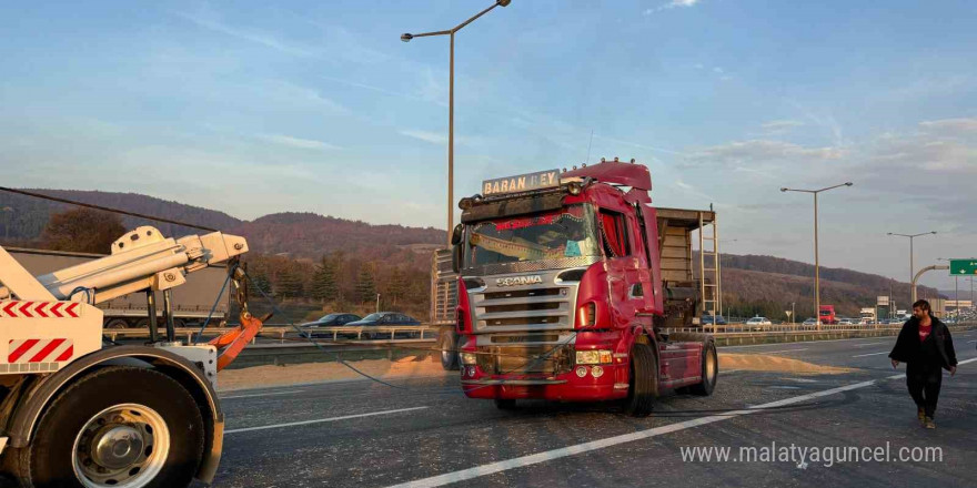 Devrilen tır kaldırıldı, TEM Otoyolu trafiğe açıldı