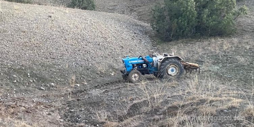 Devrilen traktörün sürücüsü öldü