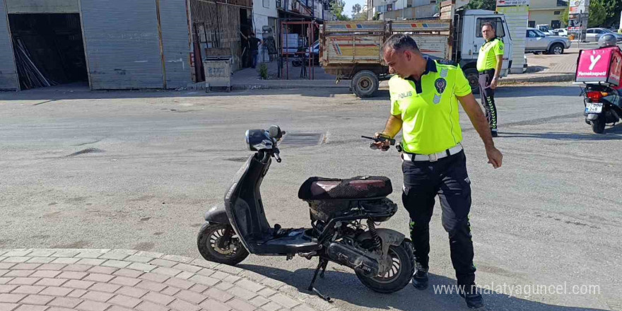 Devrilerek sürüklenen elektrikli bisikletin sürücüsü hastanelik oldu