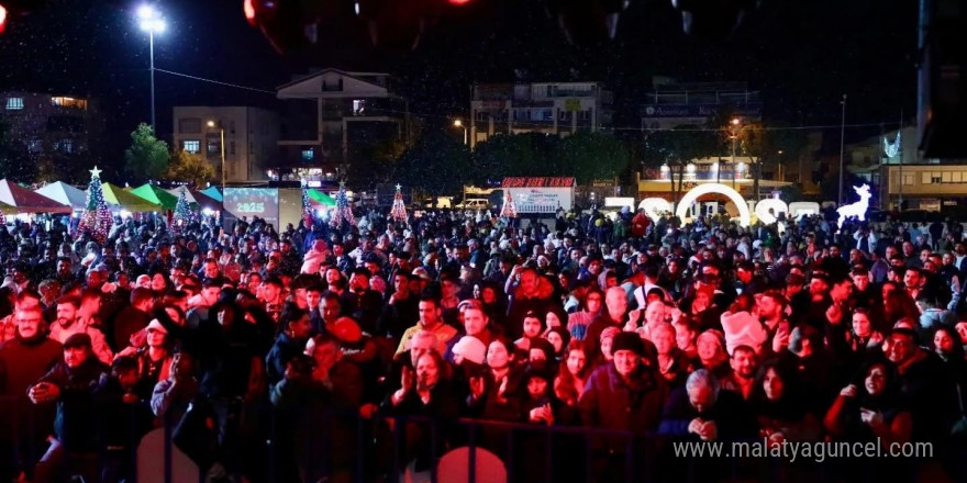 Didim’de binlerce kişi yeni yıl coşkuunu Başkan Gençay ile birlikte yaşadı