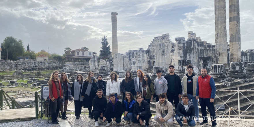 Didim’de gençler Apollon Tapınağı’nı gezdi