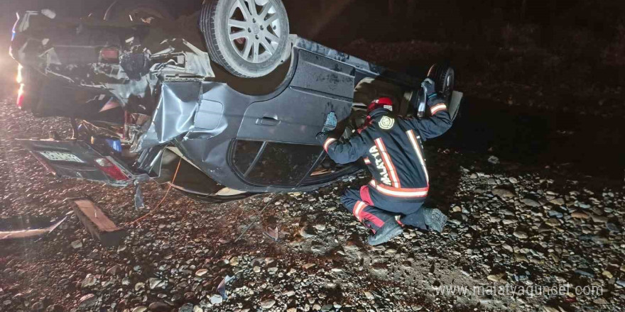 Direksiyon hakimiyetini kaybeden araç yoldan çıktı: 2 yaralı