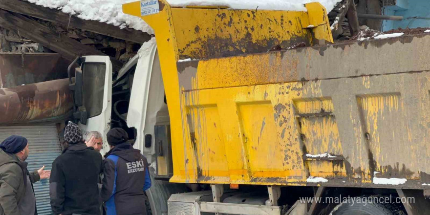 Direksiyon hakimiyetini kaybeden kamyon sürücüsü kömürlüğe daldı