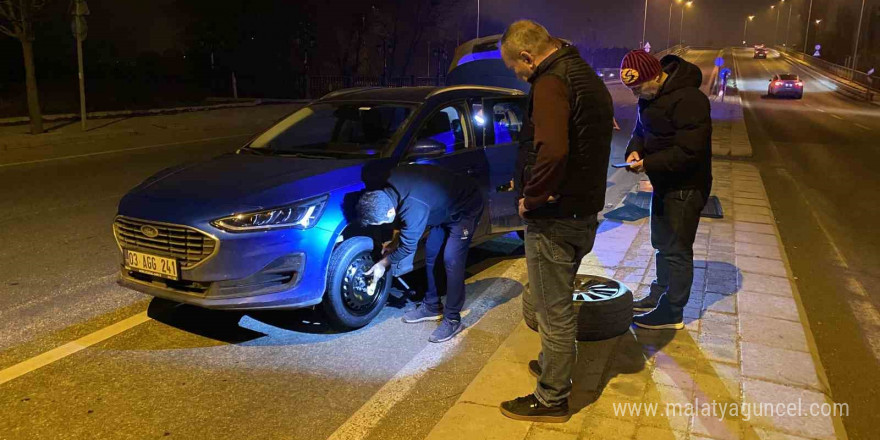 Direksiyonu aniden önüne kıran araçla çarpışmamaya çalışırken orta refüje çıktı