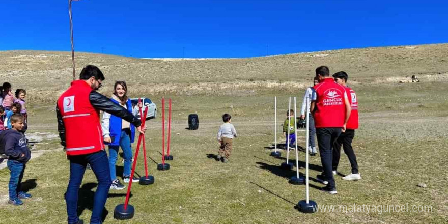 Diyadin’de köy köy gezip çocukları eğlendiriyorlar