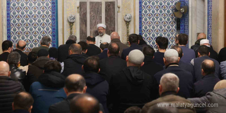 Diyanet İşleri Başkanı Erbaş, Bakü Şehitlik Camii’nde vatandaşlarla bir araya geldi