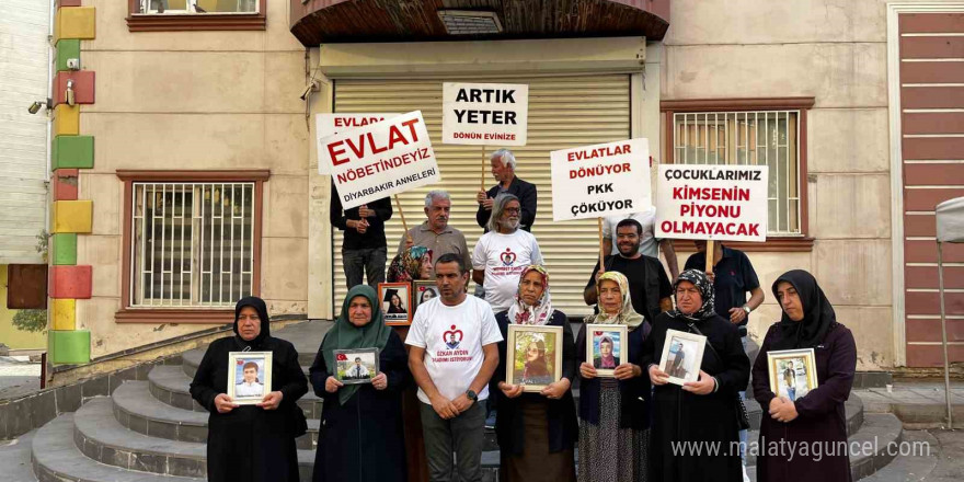 Diyarbakır anneleri 'aileler dağıtıldı' haberlerine tepki gösterdi