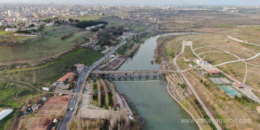 Diyarbakır Surları ve On Gözlü Köprü’nün yapılışı yapay zeka ile canlandırıldı