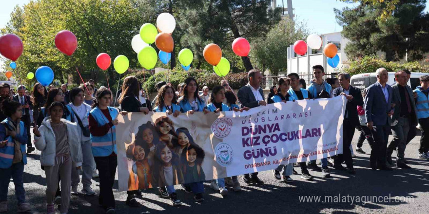 Diyarbakır’da 100 kız çocuğu farkındalık için yürüyüş yapıp gökyüzüne balon bıraktı