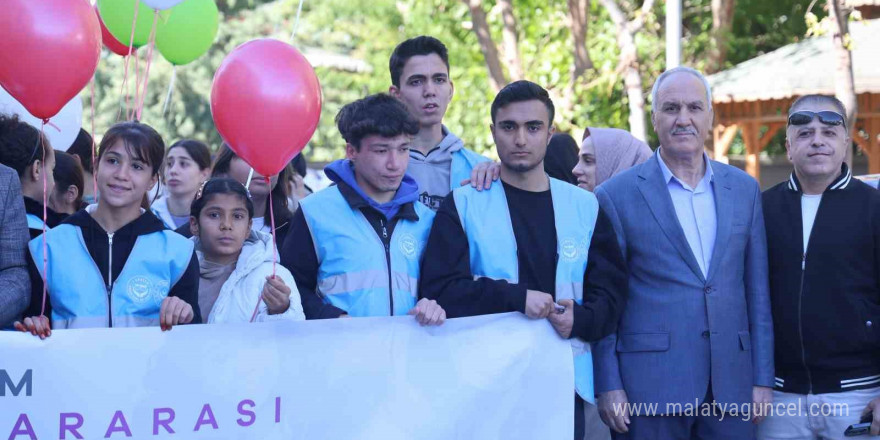 Diyarbakır’da 100 kız çocuğu farkındalık için yürüyüş yapıp gökyüzüne balon bıraktı