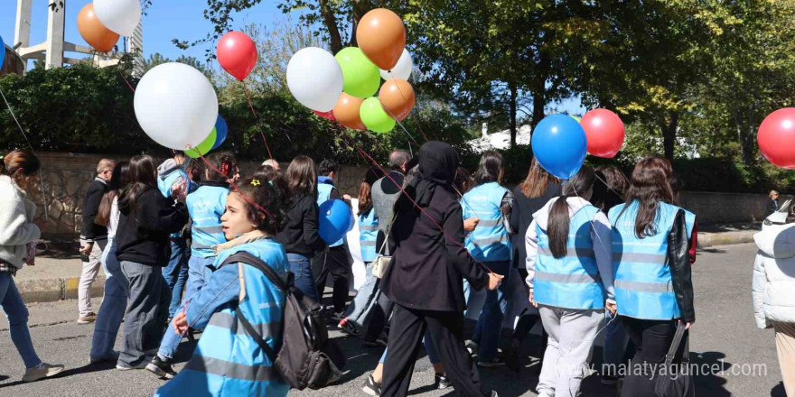 Diyarbakır’da 100 kız çocuğu farkındalık için yürüyüş yapıp gökyüzüne balon bıraktı