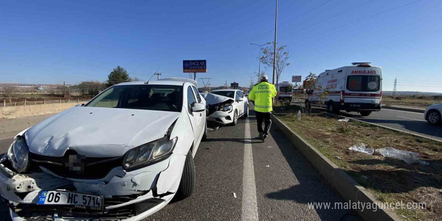 Diyarbakır’da 4 otomobilin karıştığı kazada 5 kişi yaralandı