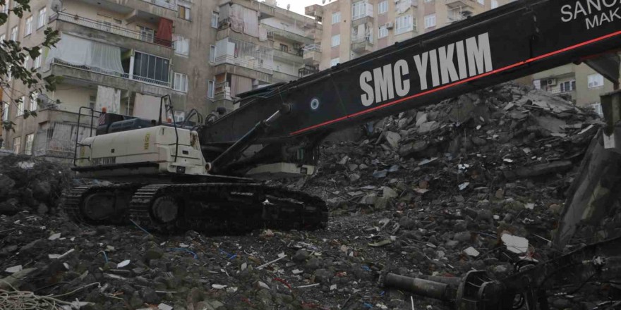 Diyarbakır’da ağır hasarlı binaların çoğu yıkıldı