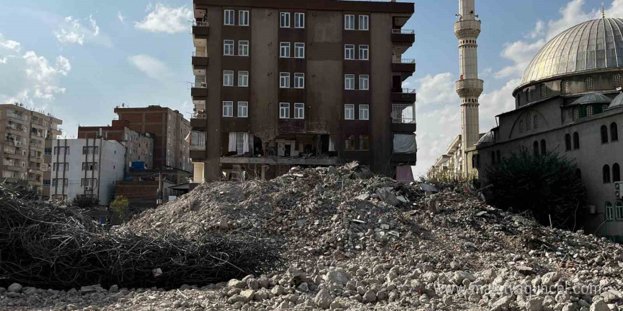 Diyarbakır’da ağır hasarlı binanın yıkımı sırasında yanındaki binanın 2 dairesi ve sağlık ocağı zarar gördü