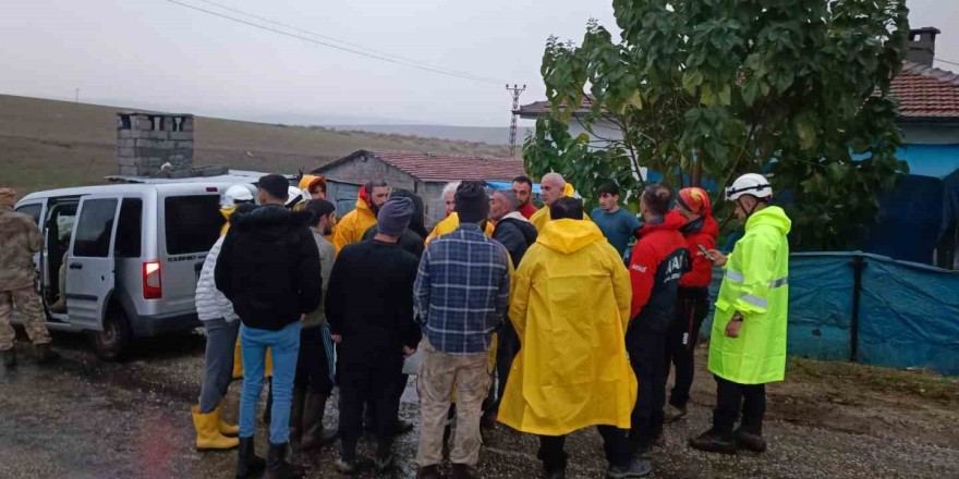 Diyarbakır’da ahır ve samanlıkları su bastı