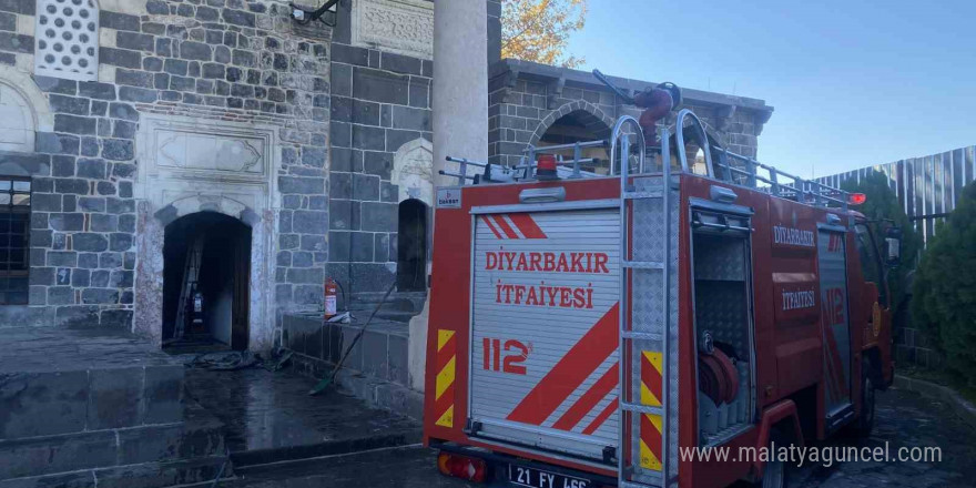 Diyarbakır’da cuma namazı vaktinde 508 yıllık camide yangın çıktı