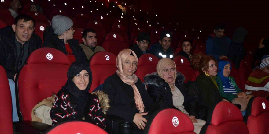 Diyarbakır’da engelli vatandaşlara sinema keyfi