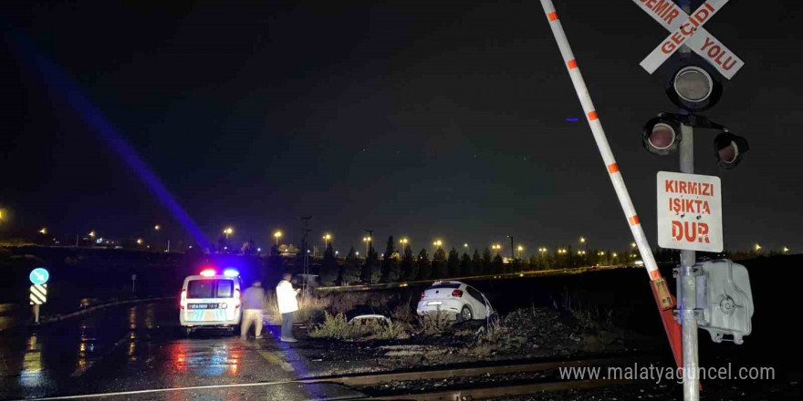 Diyarbakır’da hemzemin geçitte tren otomobile çarptı