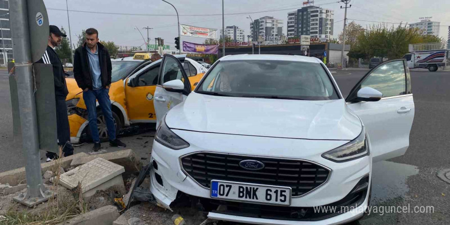 Diyarbakır’da iki otomobil çarpıştı: 1 yaralı