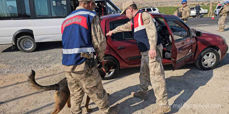 Diyarbakır’da jandarma denetiminde 8 asker kaçağı tespit edildi