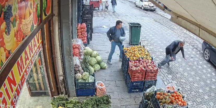 Diyarbakır’da kaldırımda yürüyen adamın kalp krizi geçirme anı kameraya yansıdı