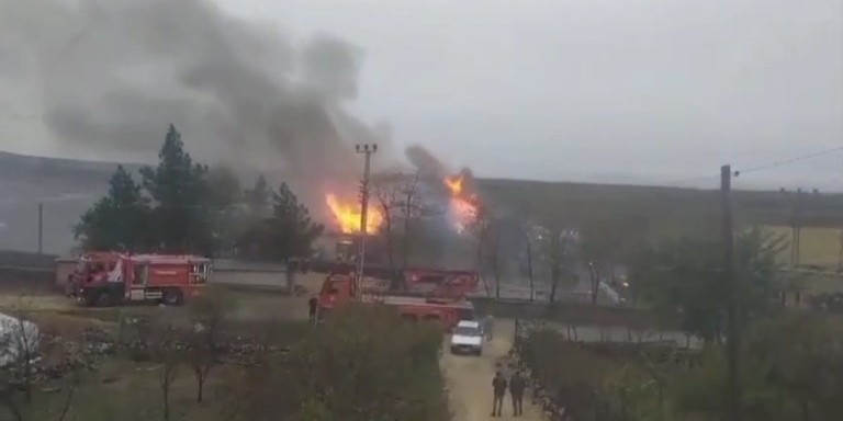 Diyarbakır’da okul çatısında yangın: Öğretmen ve öğrenciler tahliye edildi