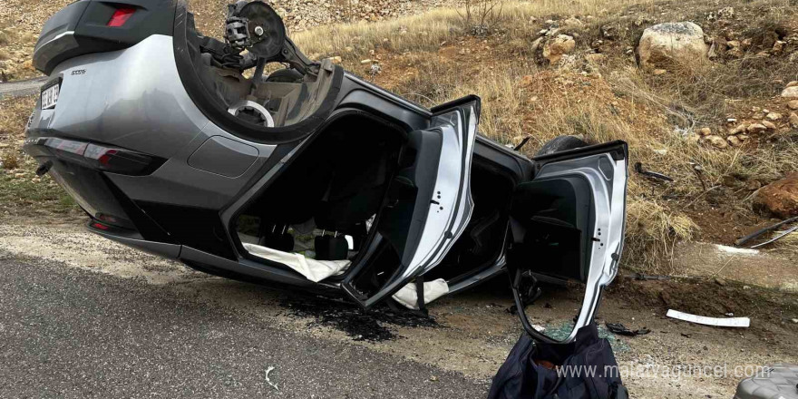 Diyarbakır’da otomobil ters döndü, sürücü yara almadan kurtuldu