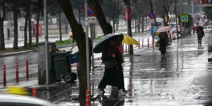 Diyarbakır’da sağanak yağış etkili oldu