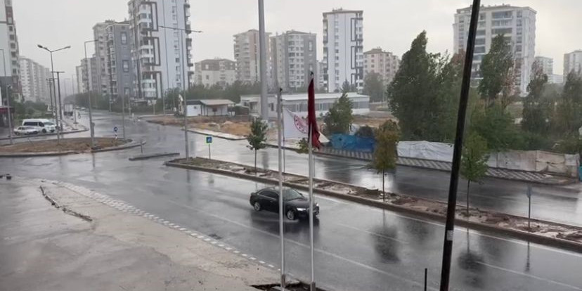 Diyarbakır’da sağanak yağış etkili oldu