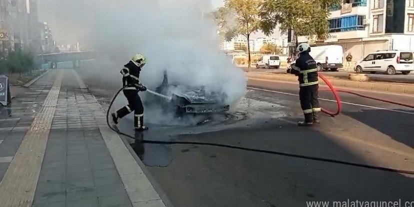 Diyarbakır’da seyir halinde otomobil yandı