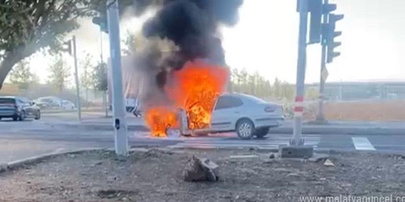 Diyarbakır’da seyir halindeki otomobil alev topuna döndü