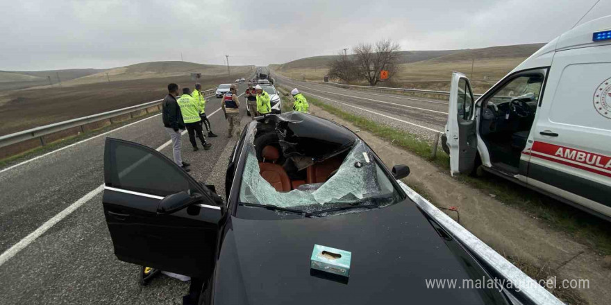 Diyarbakır’da tırdan fırlayan tekerin seyir halindeki otomobilin tavanına düşmesiyle 1 kişi öldü