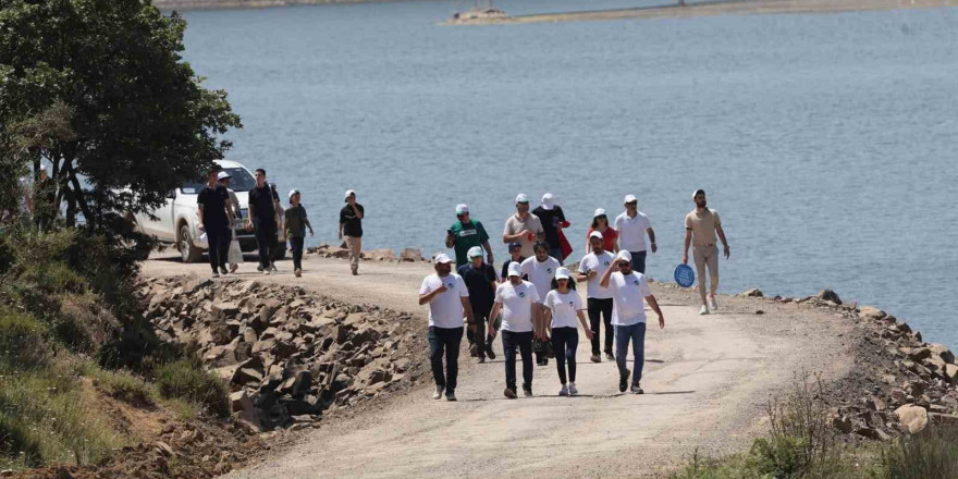 Doğa harikası göletin etrafından 1 ton çöp toplandı