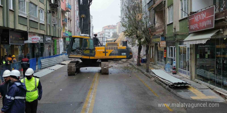 Doğal gaz patlamasında 1 kişinin öldüğü, 33 kişinin yaralandığı Hilal Apartmanı’nın yıkımına başlandı