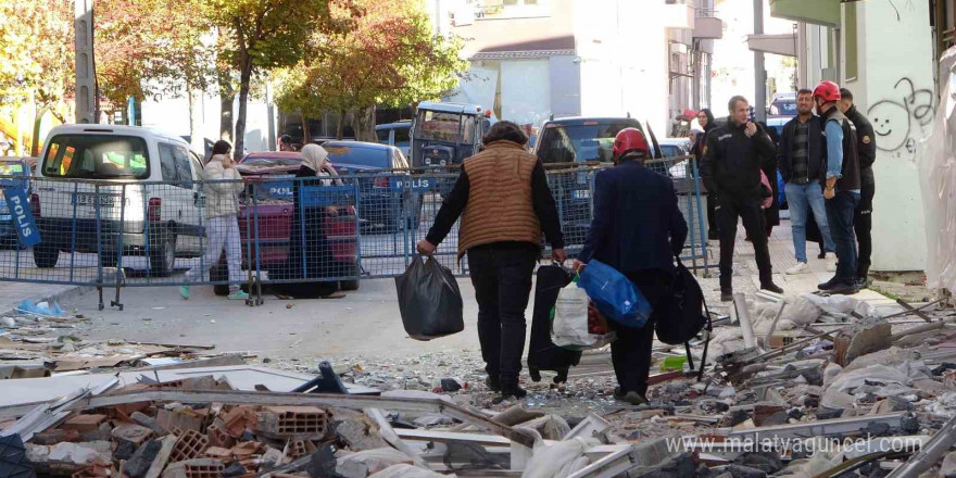 Doğalgaz patlamasında hasar gören evlerinden eşyalarını 4 gün sonra alabildiler