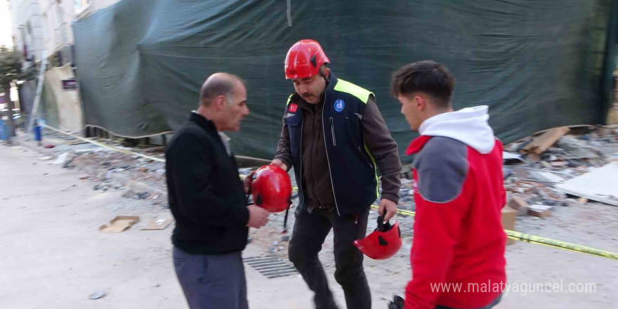 Doğalgaz patlamasında hasar gören evlerinden eşyalarını 4 gün sonra alabildiler