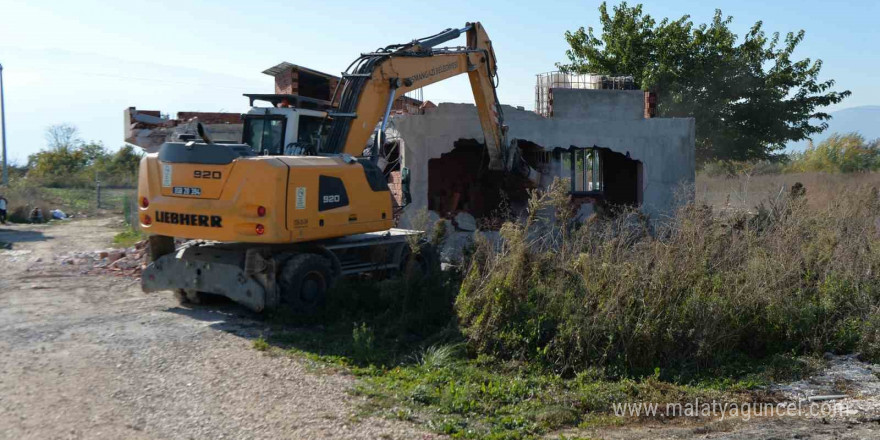 Doğanevler’de kaçak 3 yapı yıkıldı