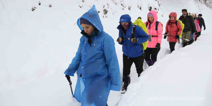 Doğaseverler 70 santimetre karda 9 kilometre yürüdü