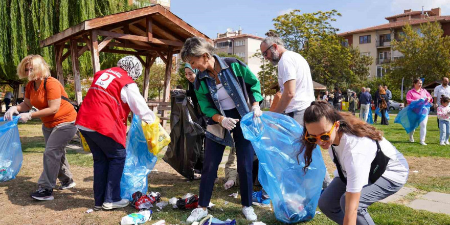 Doğaseverler, Dünya Temizlik Günü’nde çöp topladı