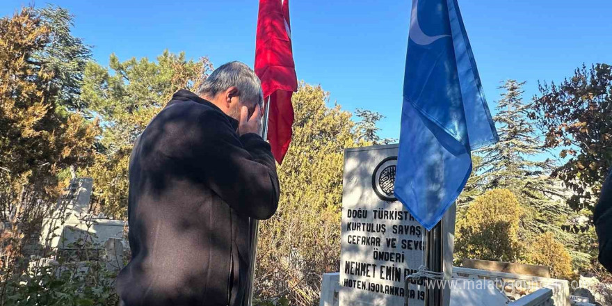 Doğu Türkistan’ın İlk Cumhurbaşkanı Buğra’nın mezarına ülkenin bayrağı dikildi