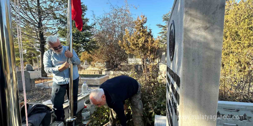 Doğu Türkistan’ın İlk Cumhurbaşkanı Buğra’nın mezarına ülkenin bayrağı dikildi