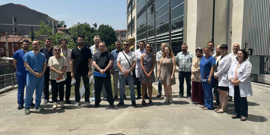 Doktorlar hayatlarını kaybeden mesai arkadaşları için toplandı