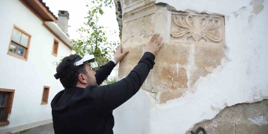 Dökülen sıvanın altından 700 yıllık tarih çıktı