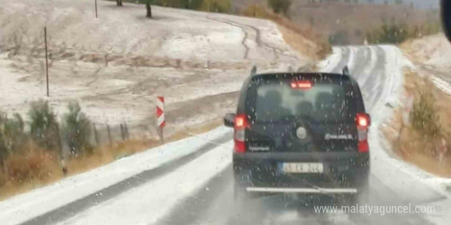 Dolu yağışı yolu beyaza bürüdü