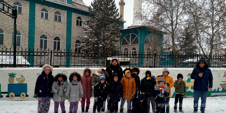 Domaniç’te çocuklar mevsimin ilk karını dualarla karşıladı