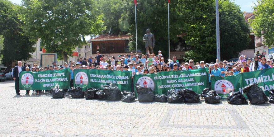 Domaniç’te  ilkokul öğrencilerinin çevre temizliği etkinliği