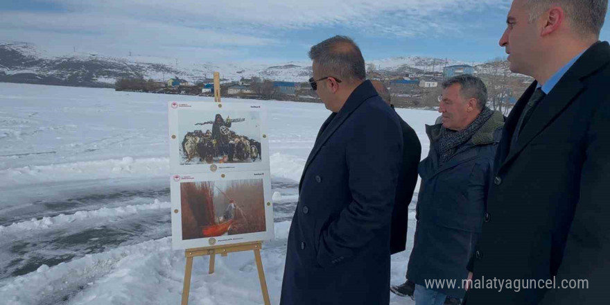 Donan göl üzerinde resim sergisi açıldı