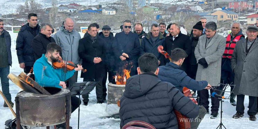 Donan göl üzerinde resim sergisi açıldı