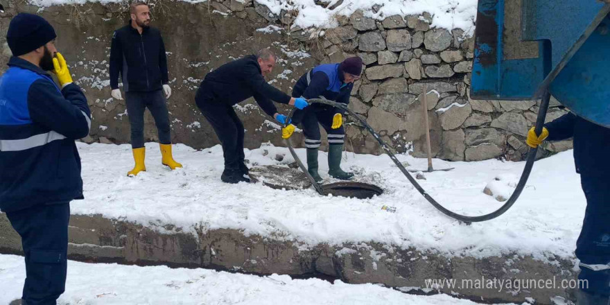 Dondurucu soğukta 11 kanalizasyon arızası giderildi